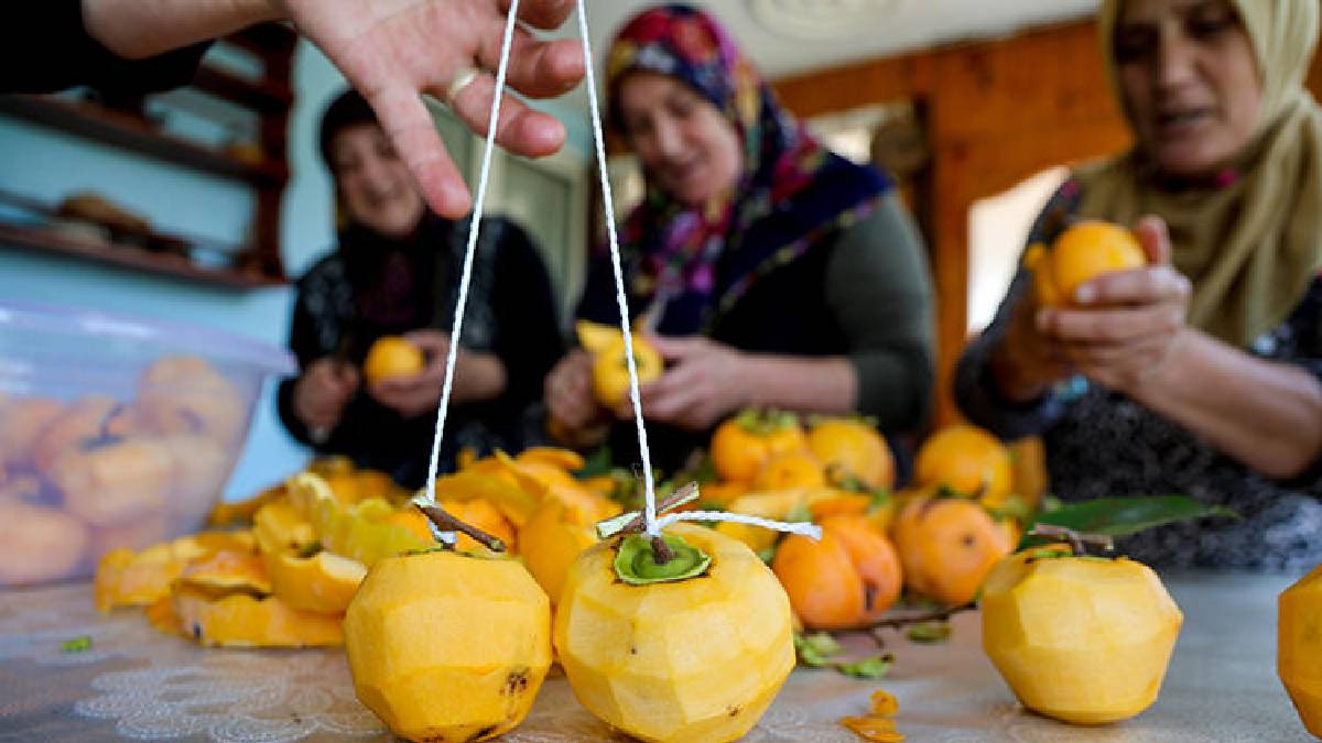 Mahallenin kadınları bahçede yetiştiriyor, olgunlaşmadan kurutuyor! Kilosunu 600 TL’den satıp eve katkı sağlıyorlar
