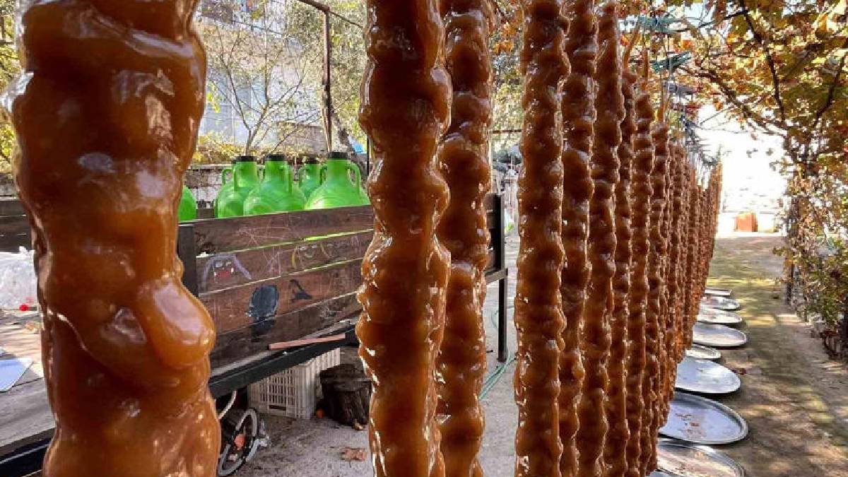 Doğal üretiliyor herkes çok seviyor! Kış demek cevizli sucuk demek: Bal ve pekmez sevmeyen çocuklar bile bayılıyor