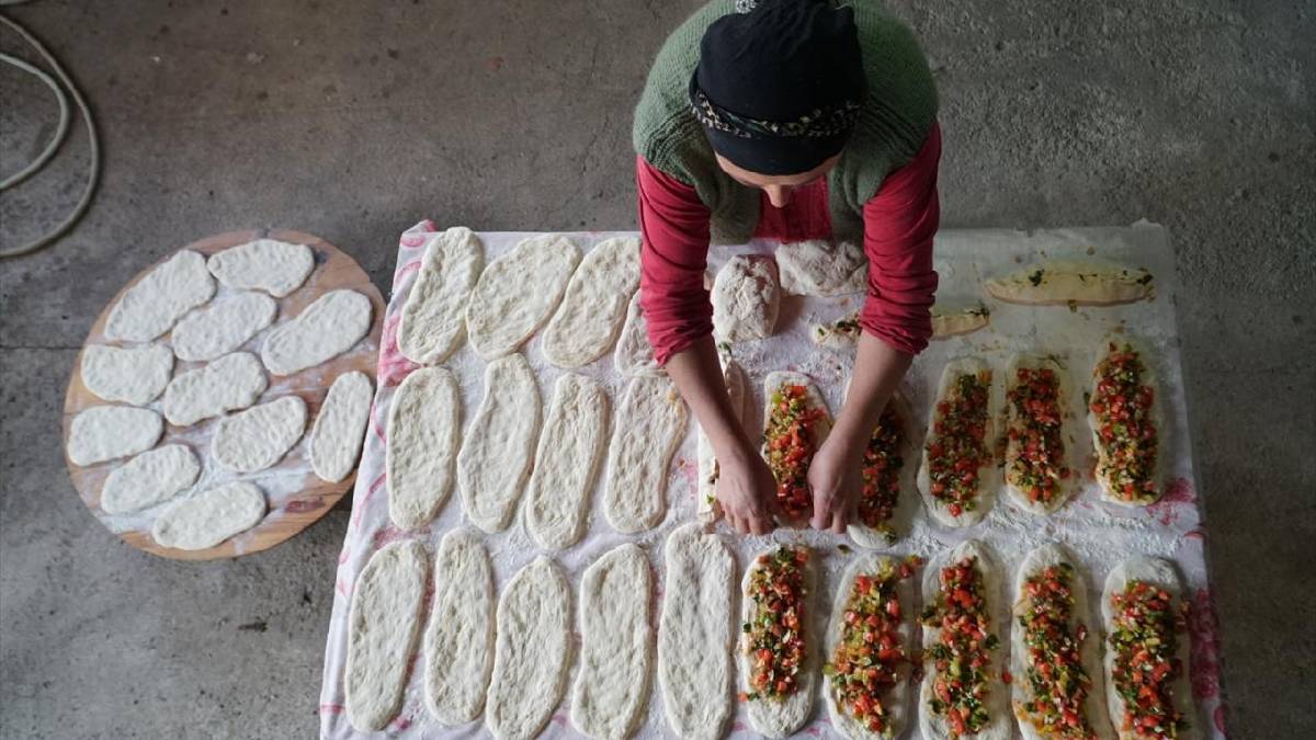 Burada pide ve ekmek önemli bir kültür! Tüm köylü toplanıyor, el birliğiyle yapılıyor: 30 taş fırından biri mutlaka yanıyor