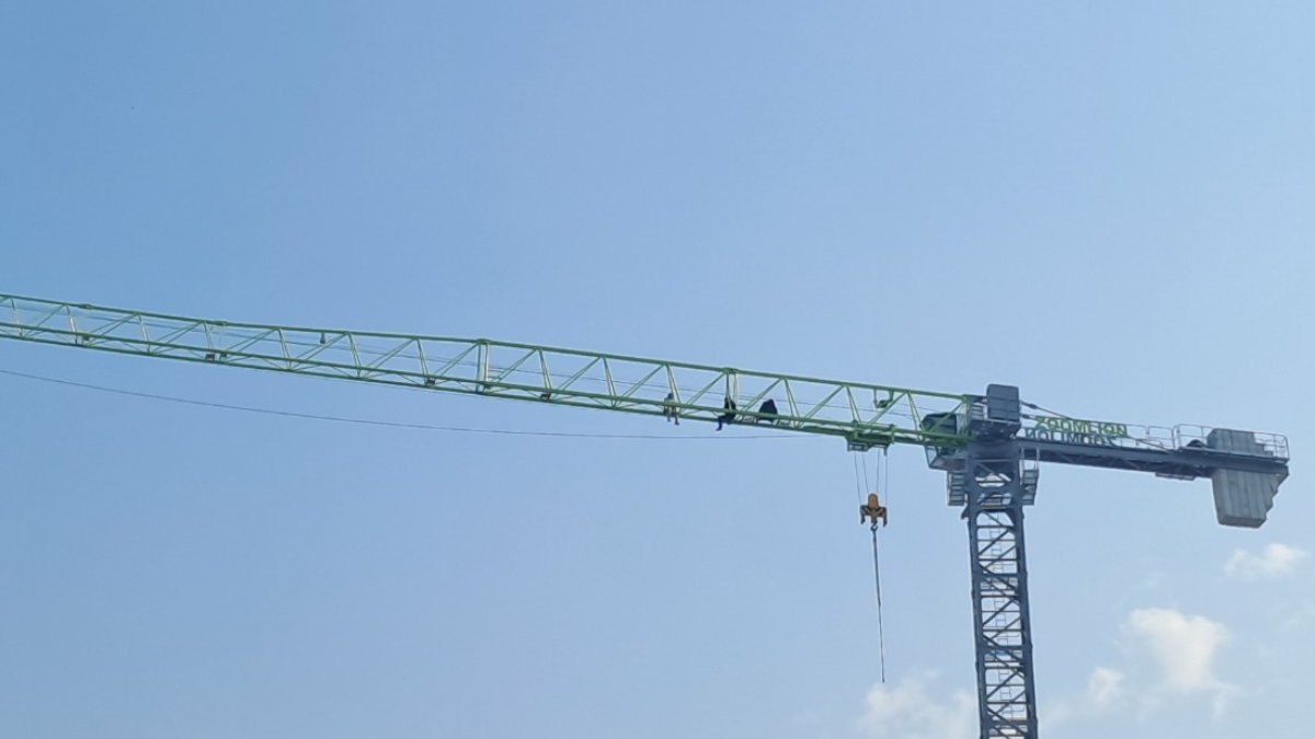 Hatay’da maaşını alamayan işçi kule vincine çıktı:  502 bin TL alacağım var, aylardır bizi oyalıyorlar