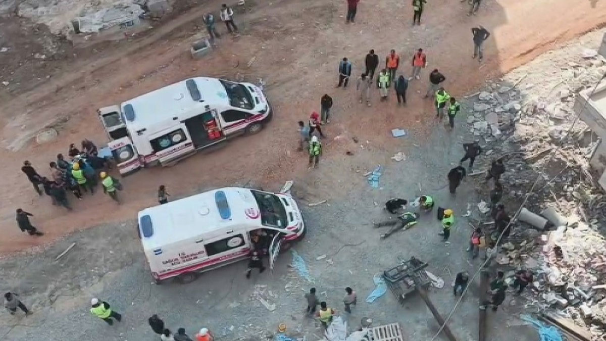 Hatay'da 25 metrelik vinç kırıldı: İki işçi metrelerce düştü