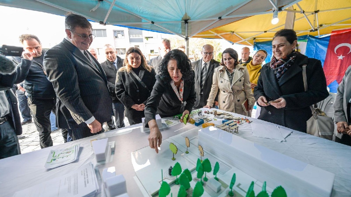 Kınık Cumhuriyet Meydanı yeni çehresine kavuşuyor