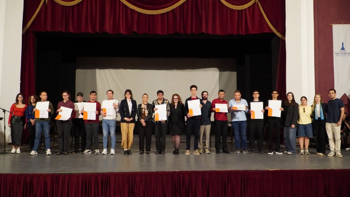 İş hayatına hazırlanan nöroçeşitli gençlerin mezuniyet sevinci