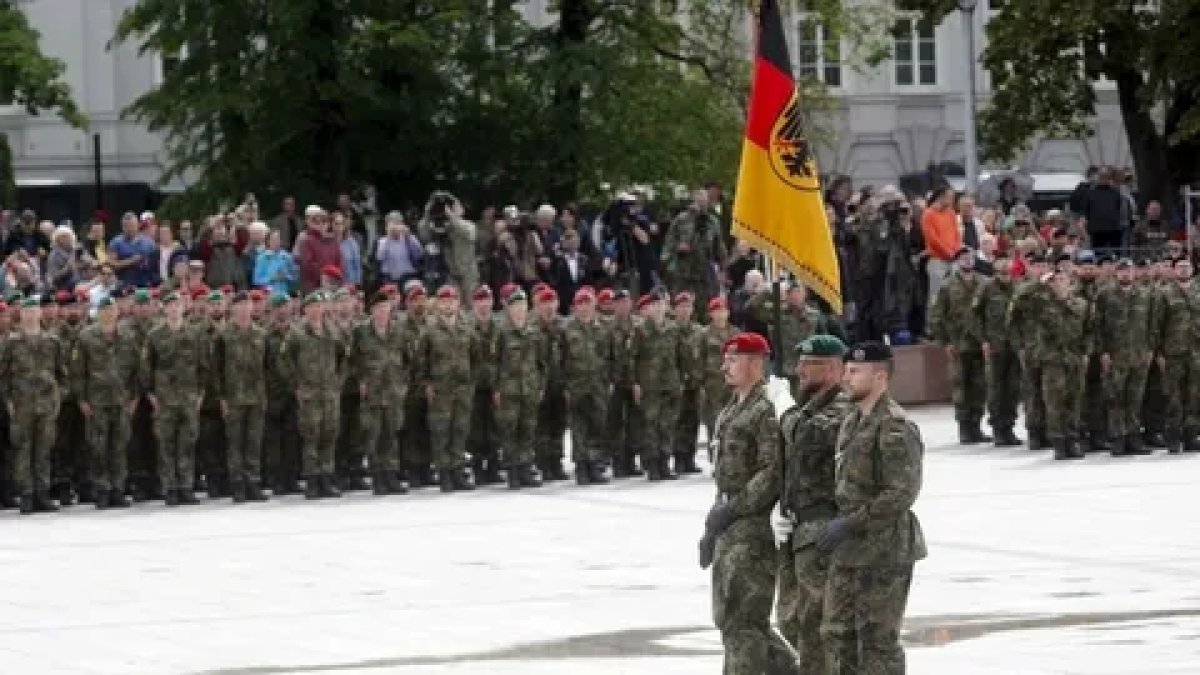 Almanya, asker sayısını artıracak yeni askerlik modelinde uzlaştı