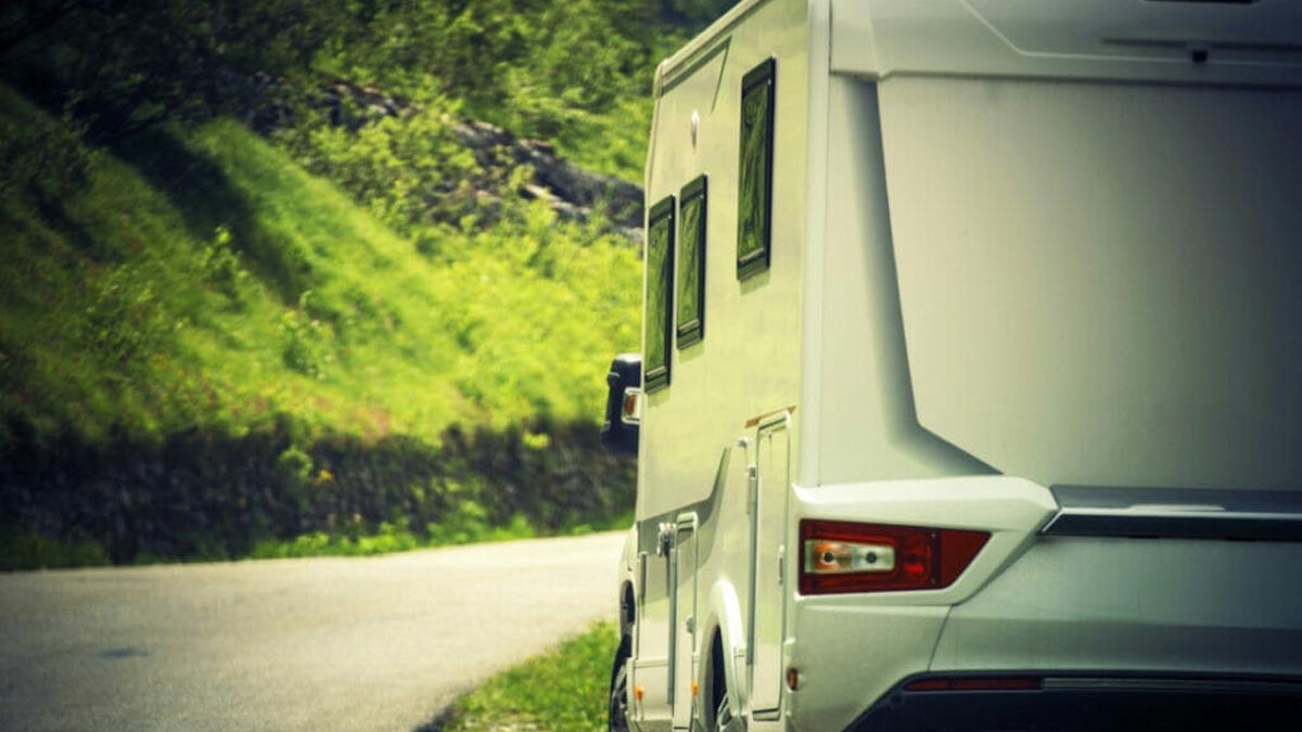 Karavanda yaşayan emekliye belediyeden 'barınma tutanağı'