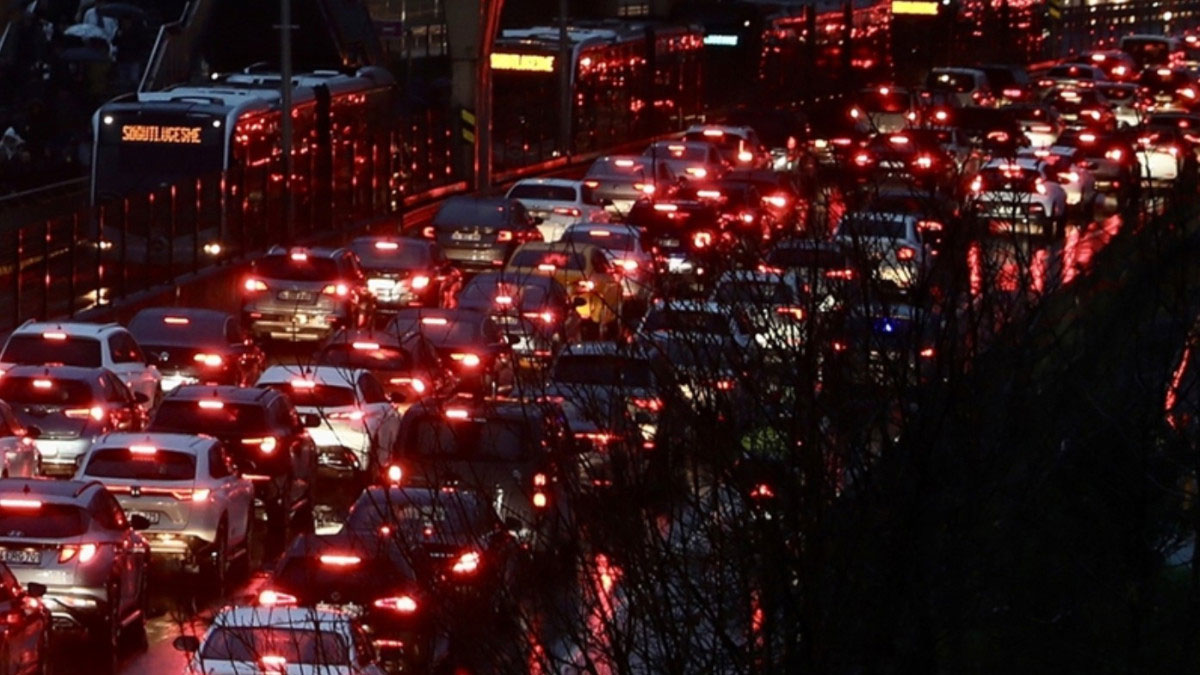 İstanbul’da akşam trafiği kilitlendi: Yoğunluk yüzde 80’e ulaştı