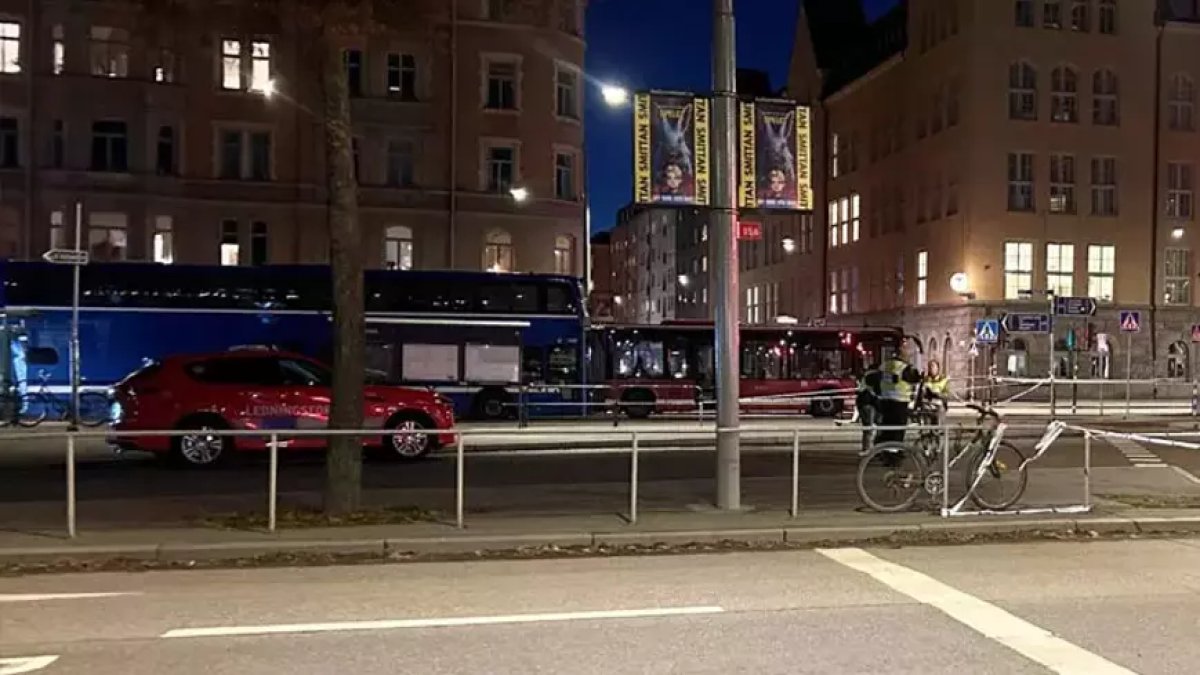 Stockholm’de otobüs durağa çarptı: Ölü ve yaralılar var