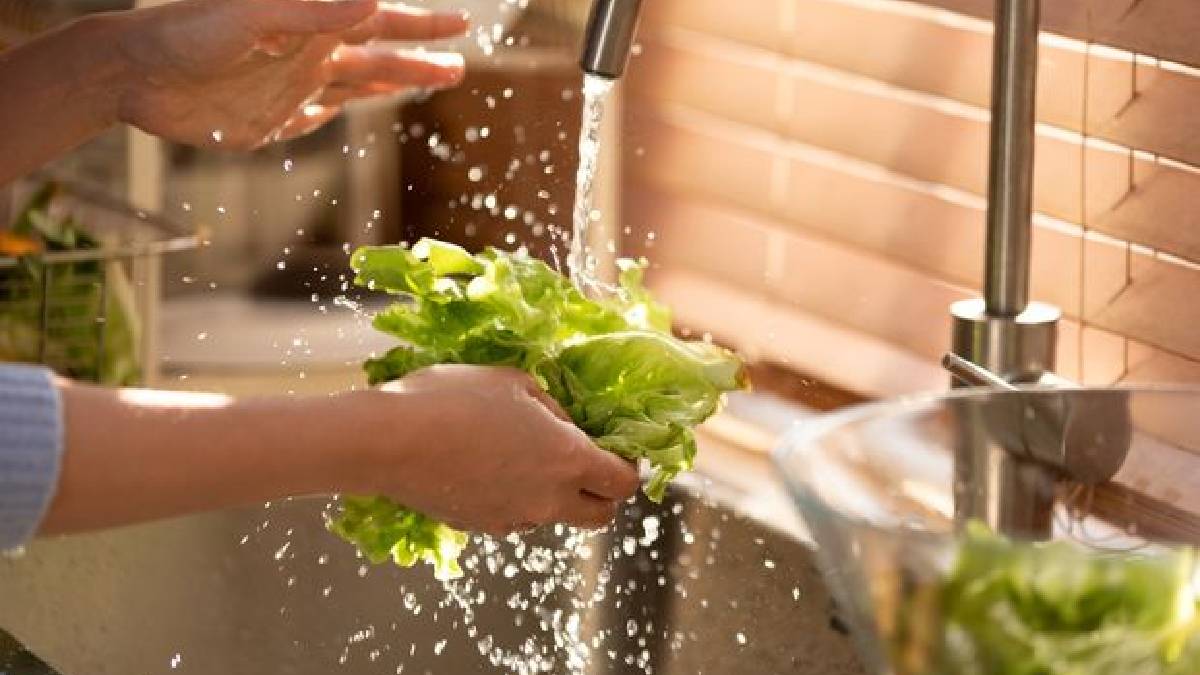 Yeşillikte kalan pestisit nasıl temizlenir? Tek bir malzeme yetiyor: Pestisitten eser kalmıyor!