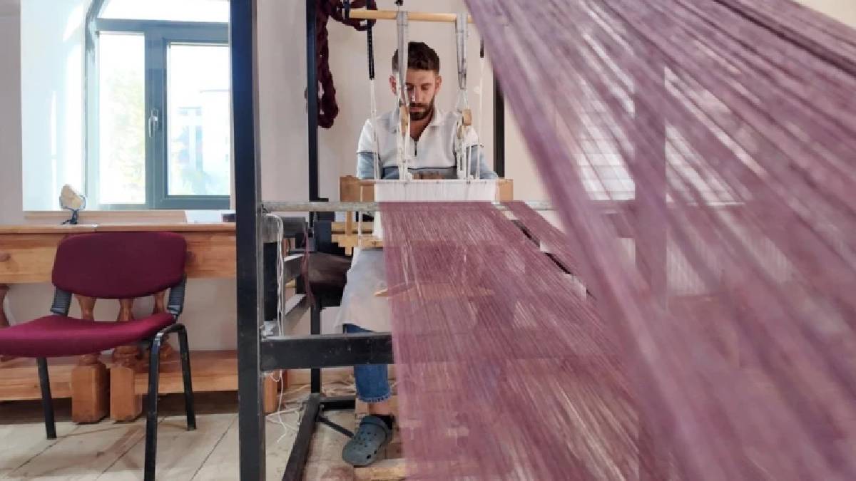 Doğal tiftikten üretiliyor, kışın sıcacık yazın serin tutuyor! 6 kişinin emeğiyle 15 günde hazır: Talep yüzleri güldürüyor