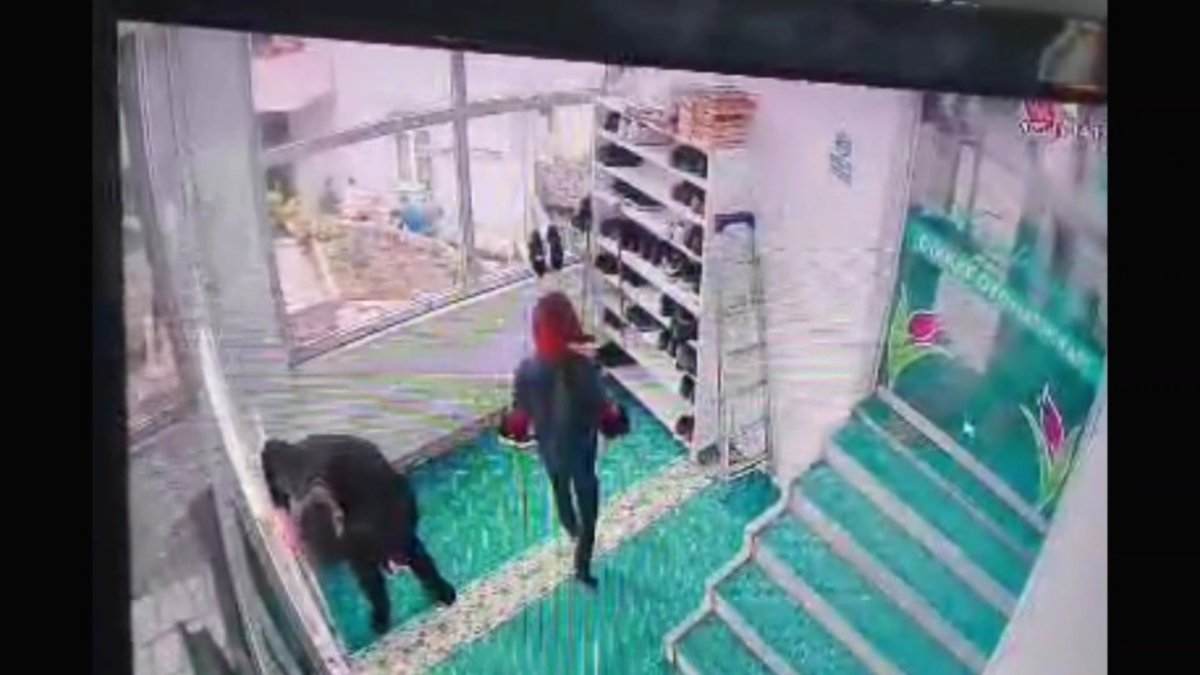 Cami girişinde kalp krizi: Yaşlı adamın fenalaştığı anları güvenlik kamerasına yansıdı