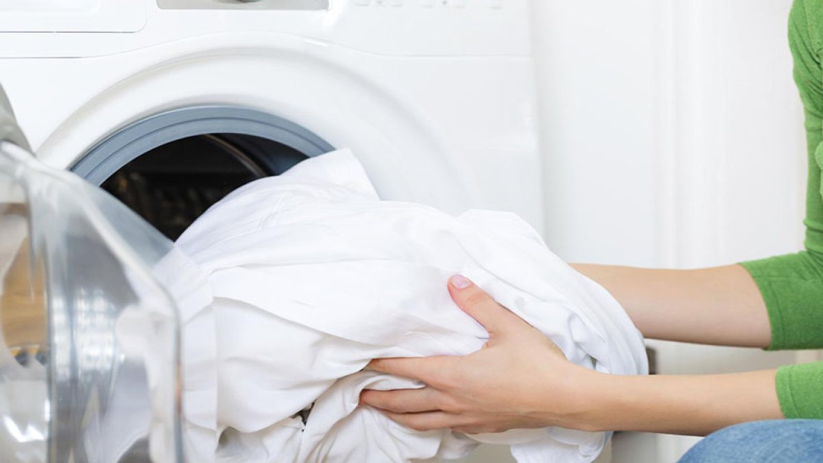 Perdelerinizdeki inatçı lekeleri söküp atın! Makinede yıkarken bilmeniz gereken sır
