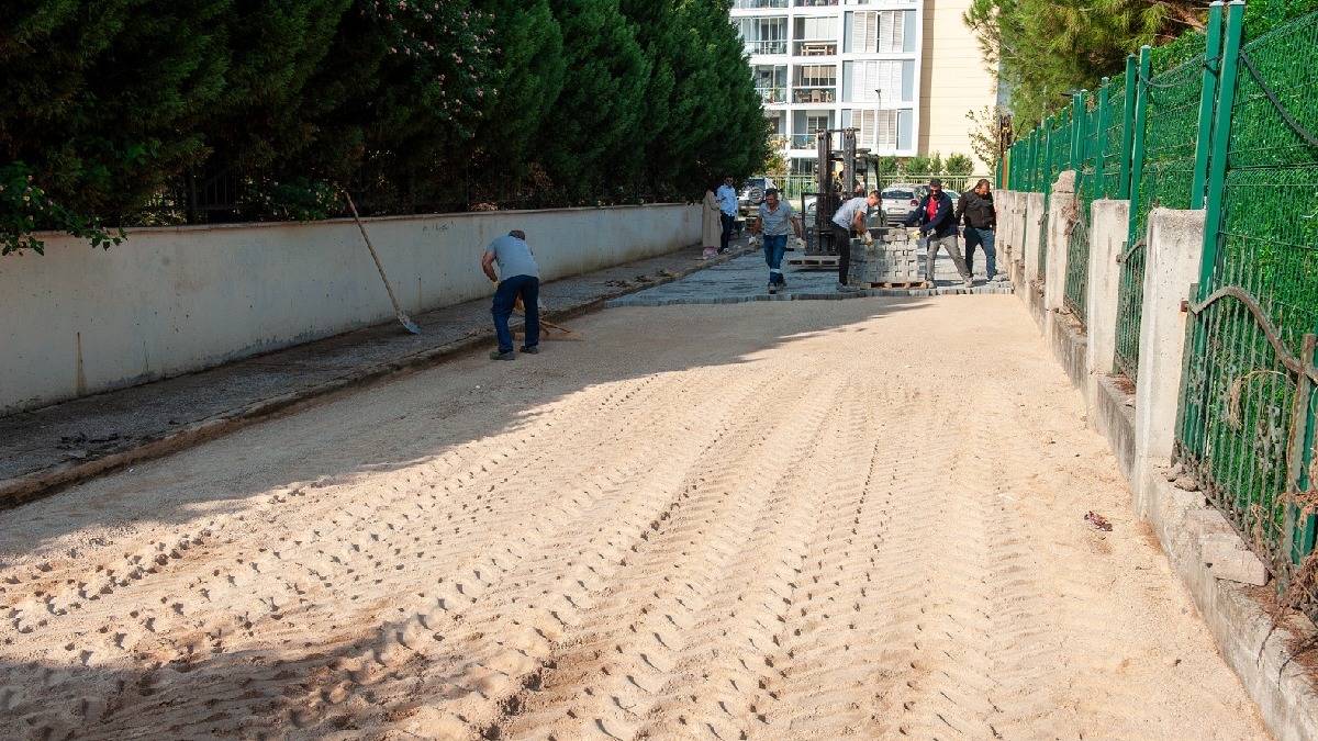 Karşıyaka’da okul çevrelerinde yol bakım çalışması