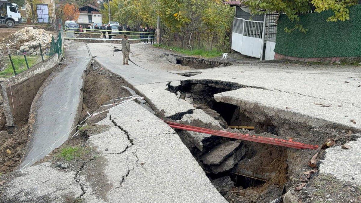 Karabük'te okul inşaatının yanındaki yol çöktü