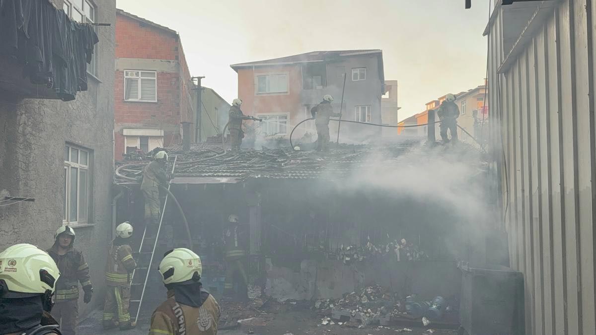 Ümraniye'de iş yeri deposunda yangın