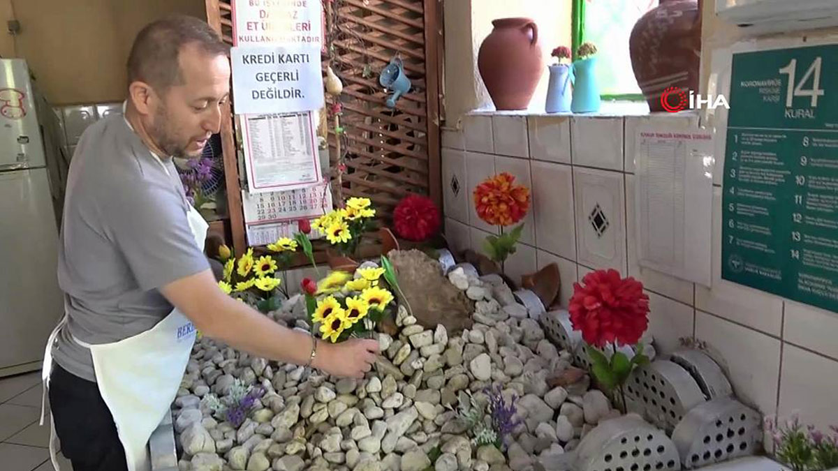 Hem pide yiyorlar, hem dua ediyorlar! Dükkanın içindeki yatır şaşkına çevirdi