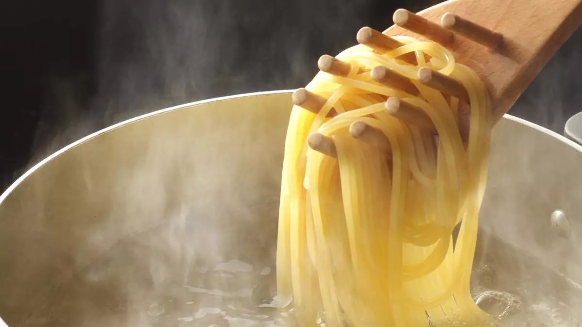 Makarna pişirirken yağ eklemek meğer hataymış! Uzmanlar mükemmel makarna için zeytinyağı değil, bunu öneriyor