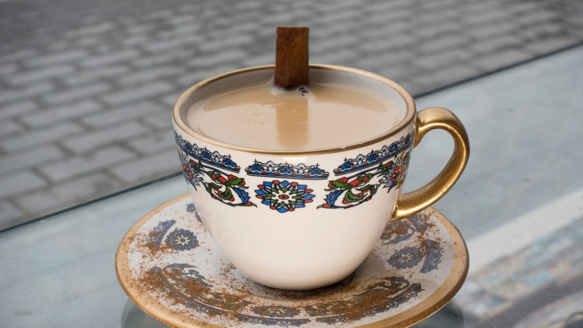 Geleneksel lezzete yeni dokunuş! Tahin helvalı kahve ile salep tahtını sallayacak