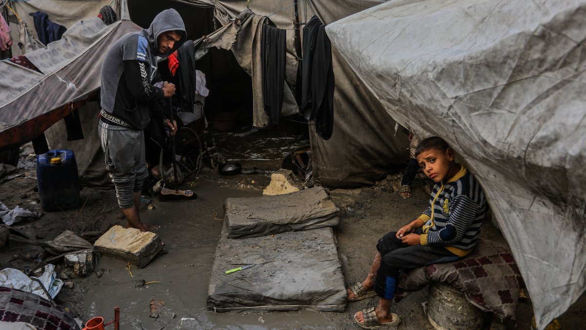 Gazze’de üç günlük yağış, Filistinlilerin çadırlarını su altında bıraktı
