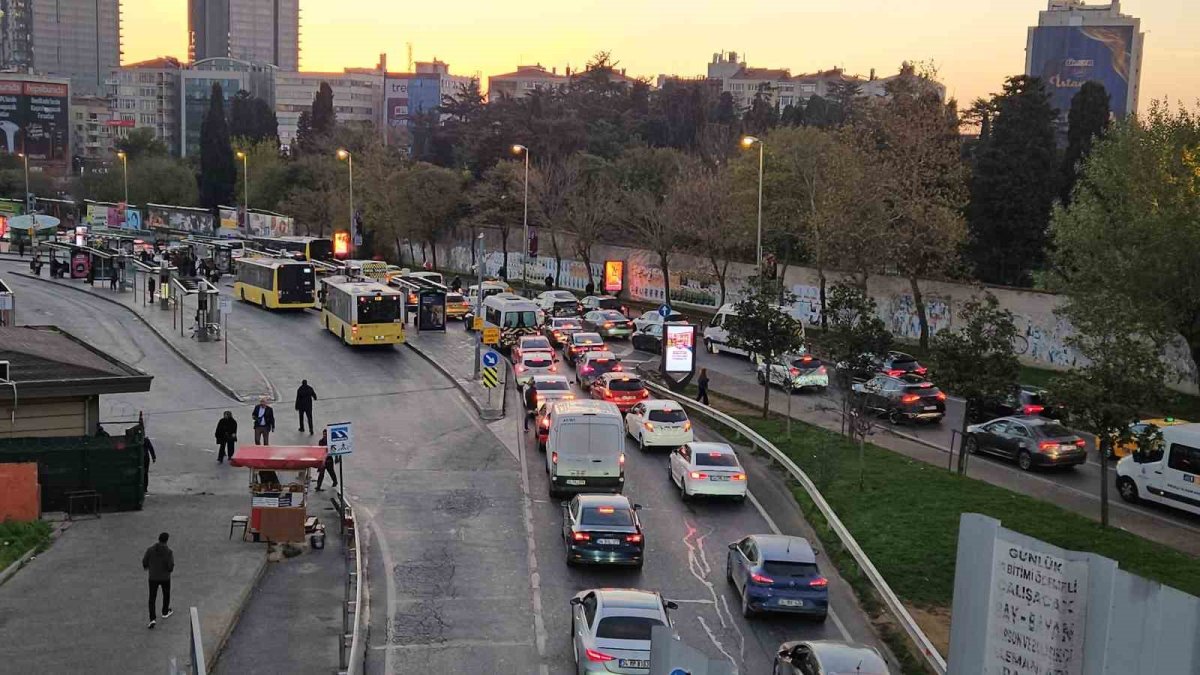 İstanbul'da trafik çilesi başladı: Yoğunluk yüzde 70'e ulaştı