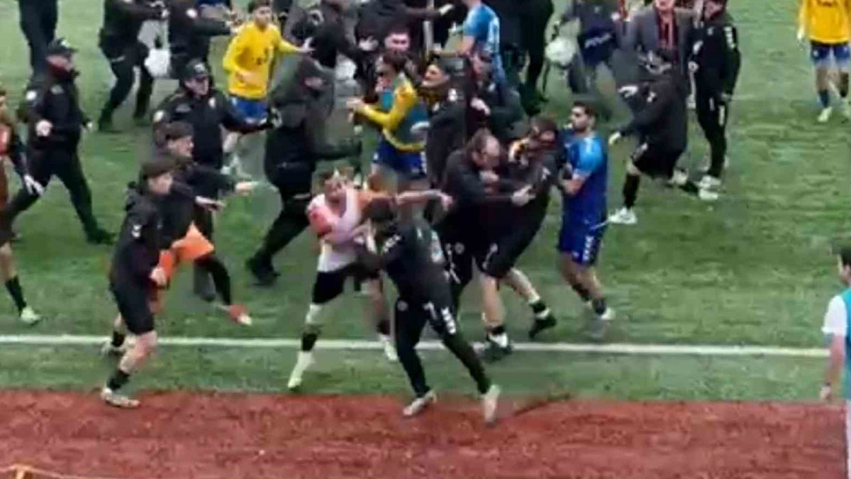 Futbol sahası ringe döndü: Futbolcular birbirine girdi, 24 kırmızı kart çıktı