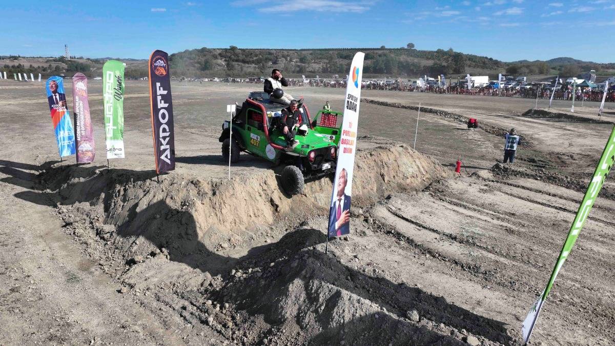 Büyükşehir destekli Akdeniz Off-Road Kupası’nda şehitlere saygı: 20 araç yarıştı ve araçlar Türk bayraklarıyla donatıldı