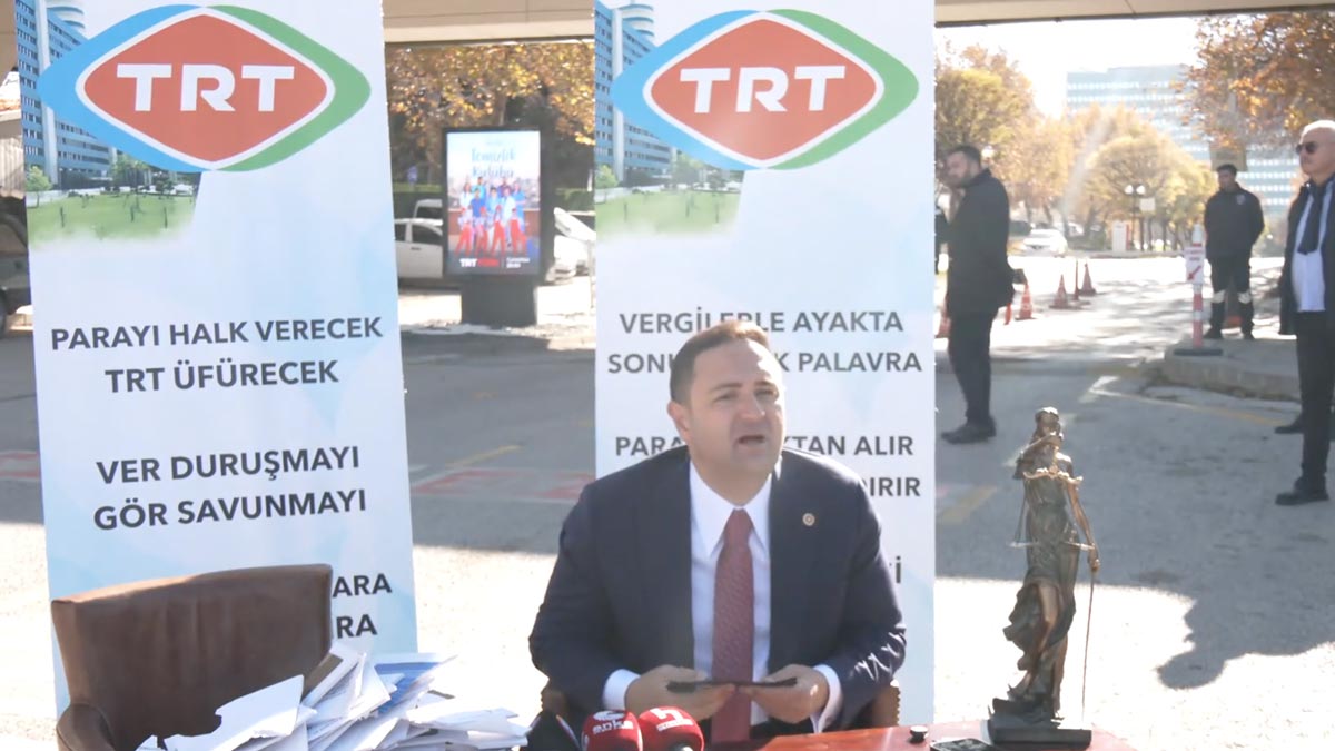 CHP'li Akdoğan muhalefetin çıkarılmadığı TRT'nin önüne stüdyo kurdu: Milletin derdini anlatmıyor, saray yalancılığı yapıyor