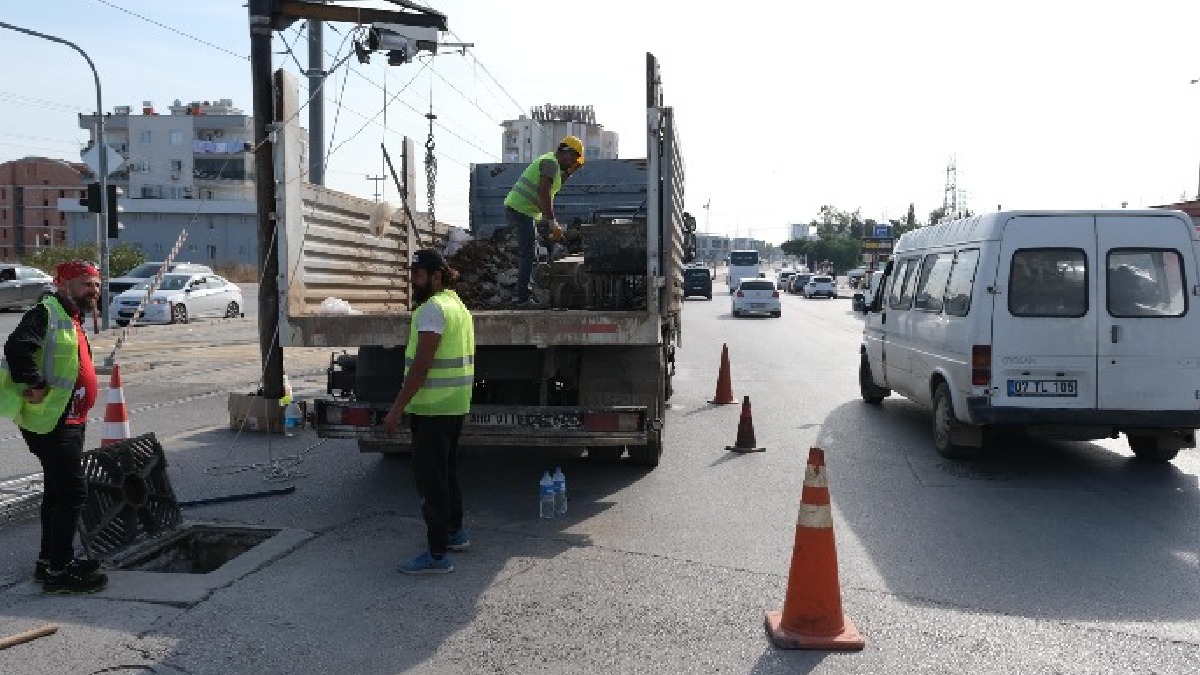 ASAT, Kepez’de yağmursuyu hatlarını temizliyor