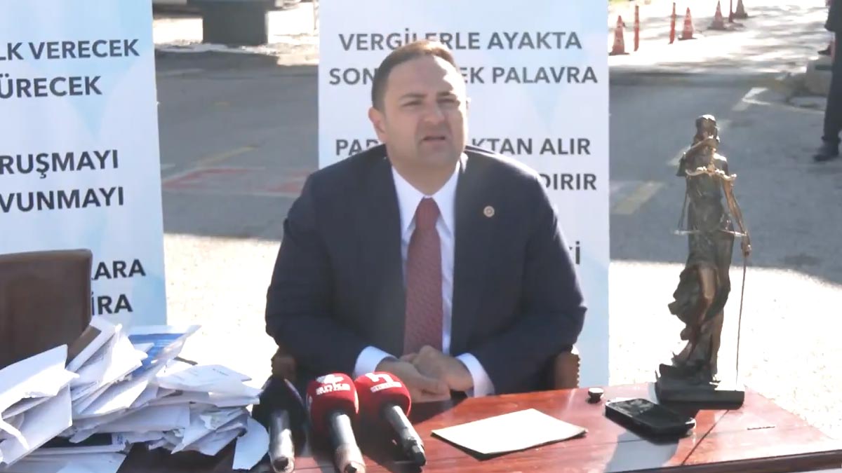 CHP'li Akdoğan muhalefetin çıkarılmadığı TRT'nin önüne stüdyo kurdu: ’32 milyarlık bütçeyle vatandaşın sesini kısıyorlar’