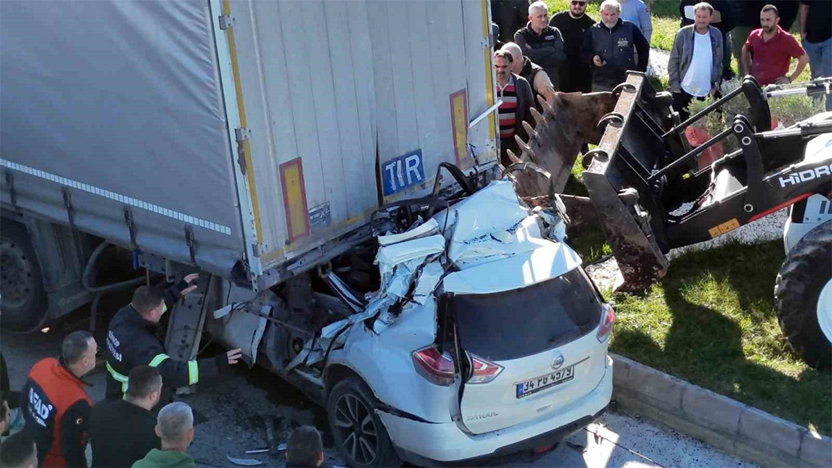 Sinop'ta feci kaza! Otomobil tırın altına girdi: 1 ölü