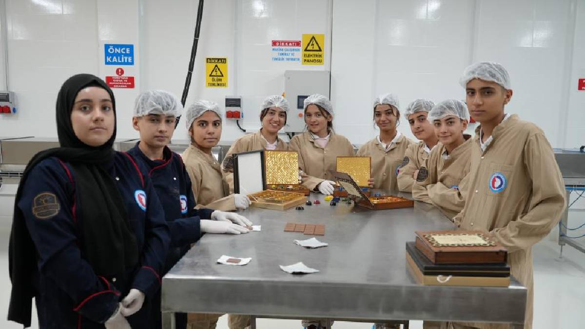 Öğrencilerin elinden çıkıyor, yılda 3 milyon TL getiri sağlıyor! Günde 1 ton çikolata üretiyorlar