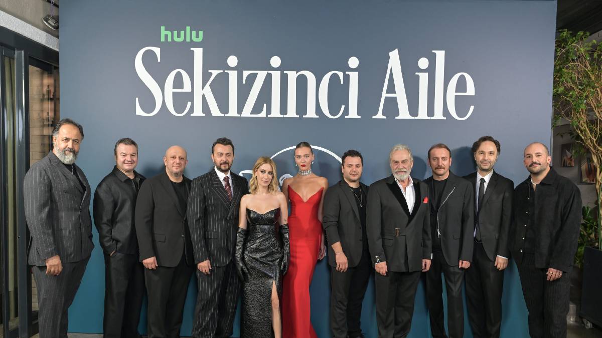 ‘Sekizinci Aile’ dizi galasında yer yapma krizi! Güzel oyuncuların o anları sosyal medyanın diline düştü