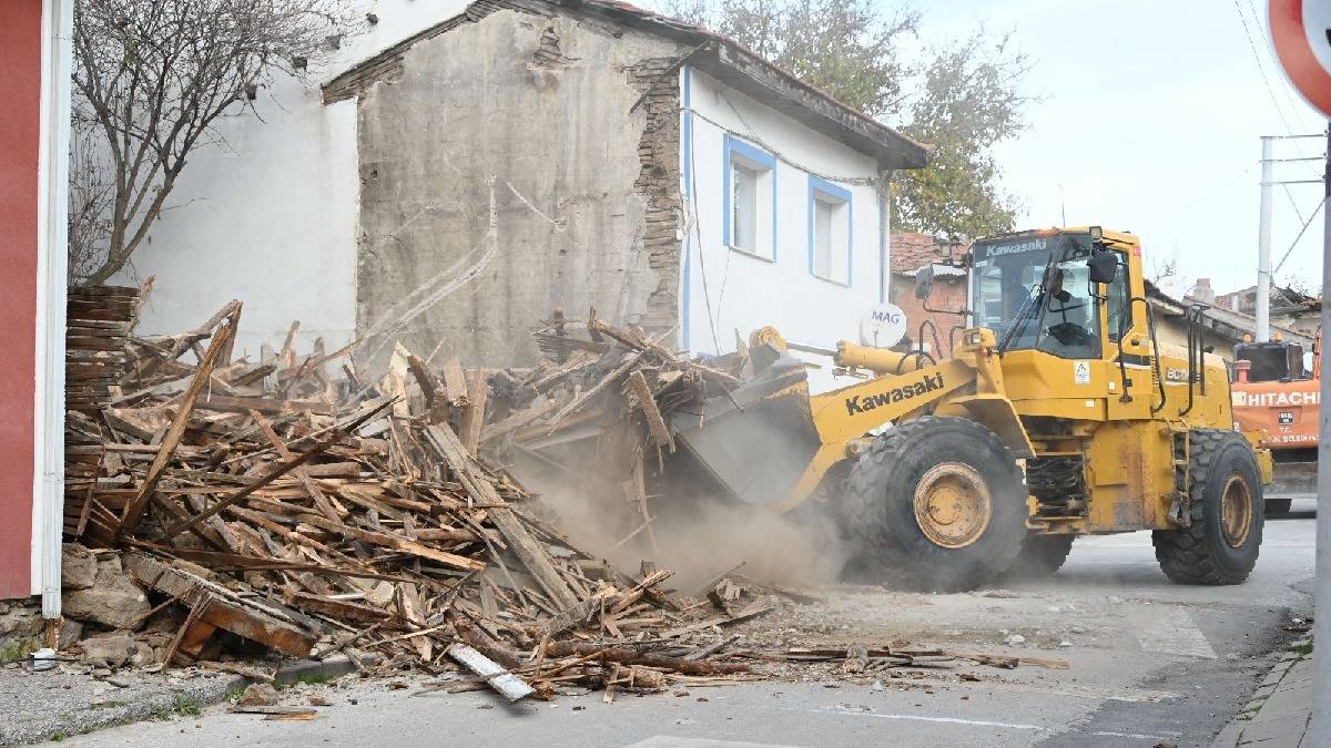 Başkan Bakkalcıoğlu metruk yapının yıkım çalışmasına katıldı