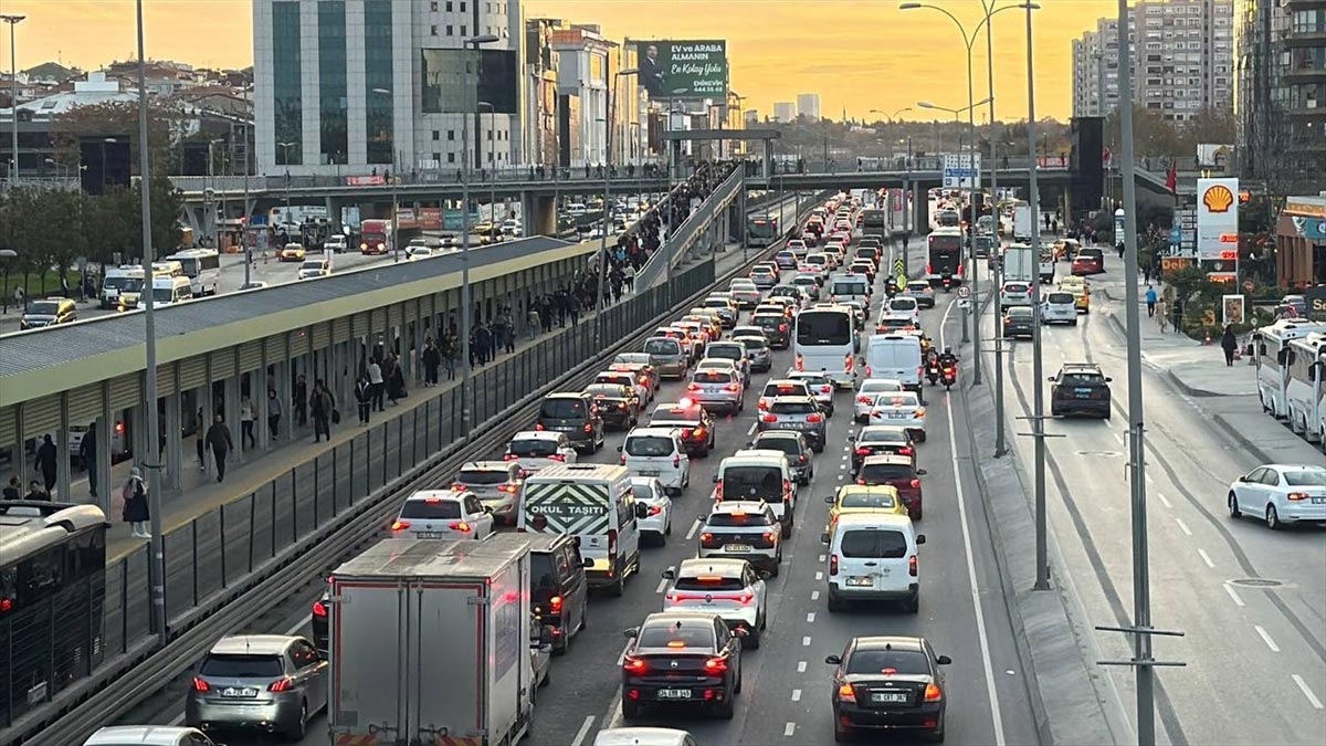 İstanbul'da trafik yoğunluğu yüzde 83'e çıktı