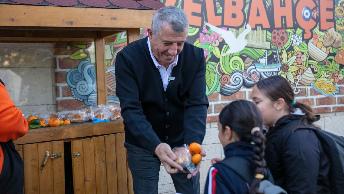 Güzelbahçe Belediyesinden üreticiye yardım eli: Çiftçinin ürünü dalında kalınca toplanıp halka dağıtıldı
