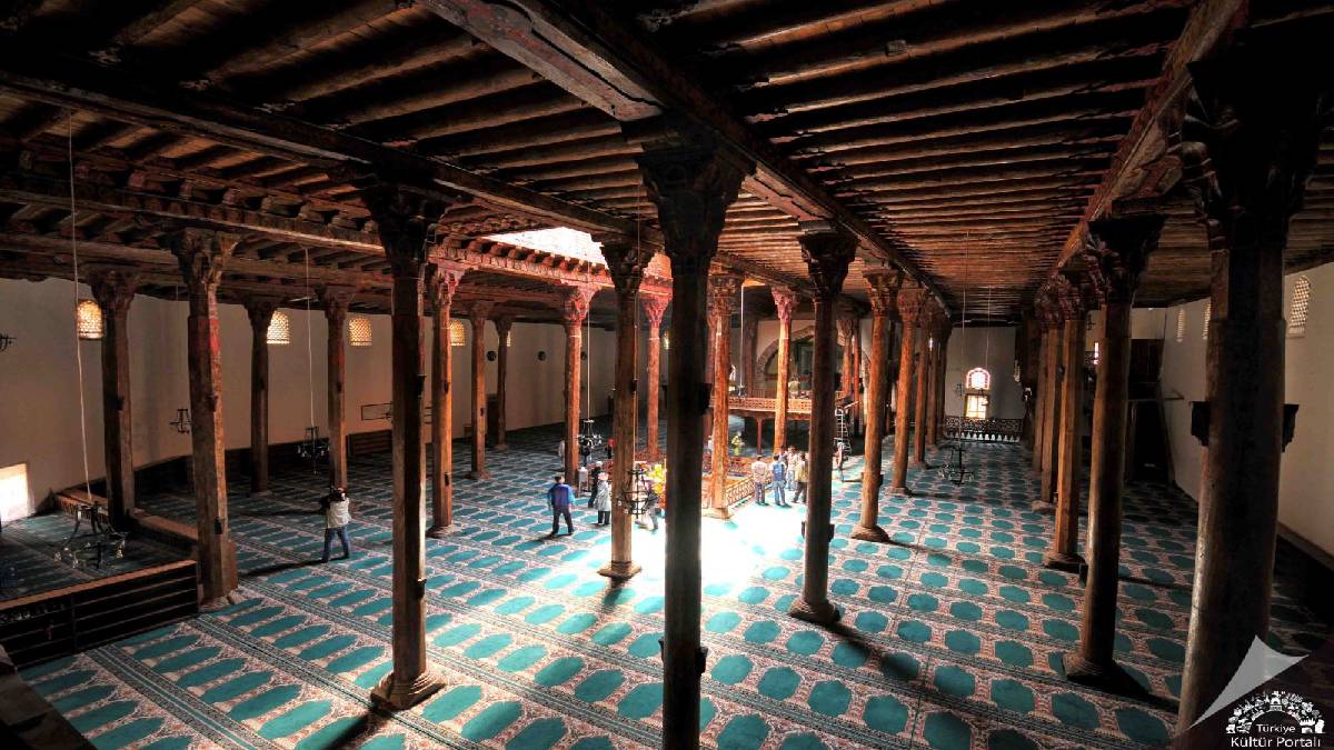 UNESCO Listesi’nde yer alıyor, 42 ağaç üzerinde 700 yıldır duruyor! Bu cami mimarisiyle büyülüyor