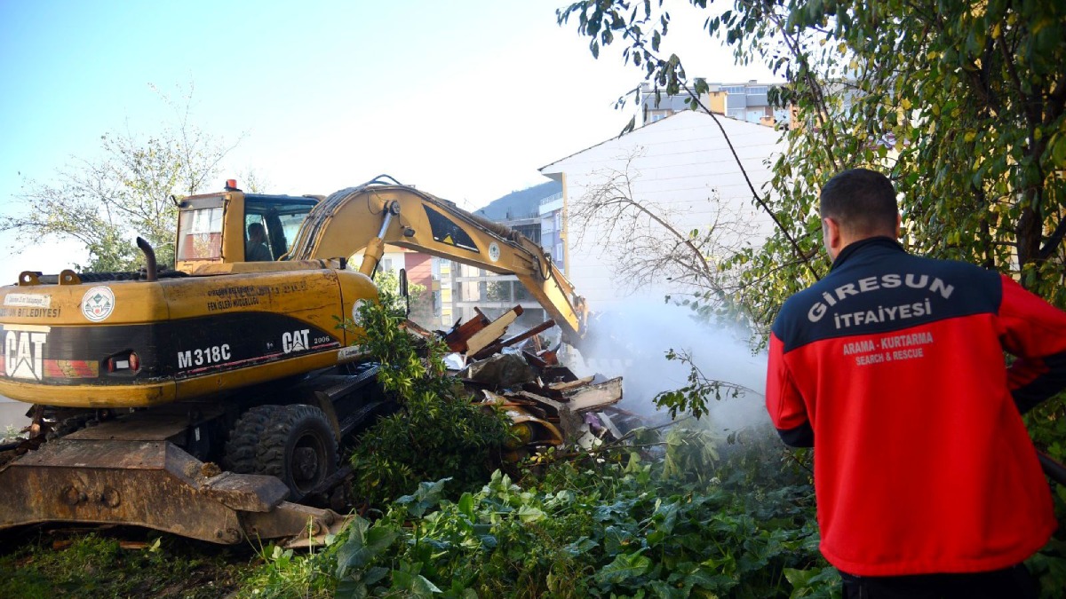 Metruk binalar belediye tarafından yıkılıyor
