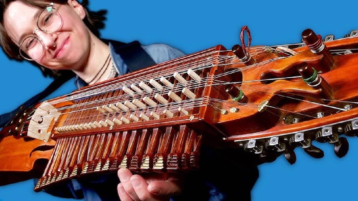 Belki de ilk kez görüyorsunuz… Sesi kulaklarda çınlıyor, rock müziklerde bile kullanılıyor! Yüzyıllık çalgı: Nyckelharpa