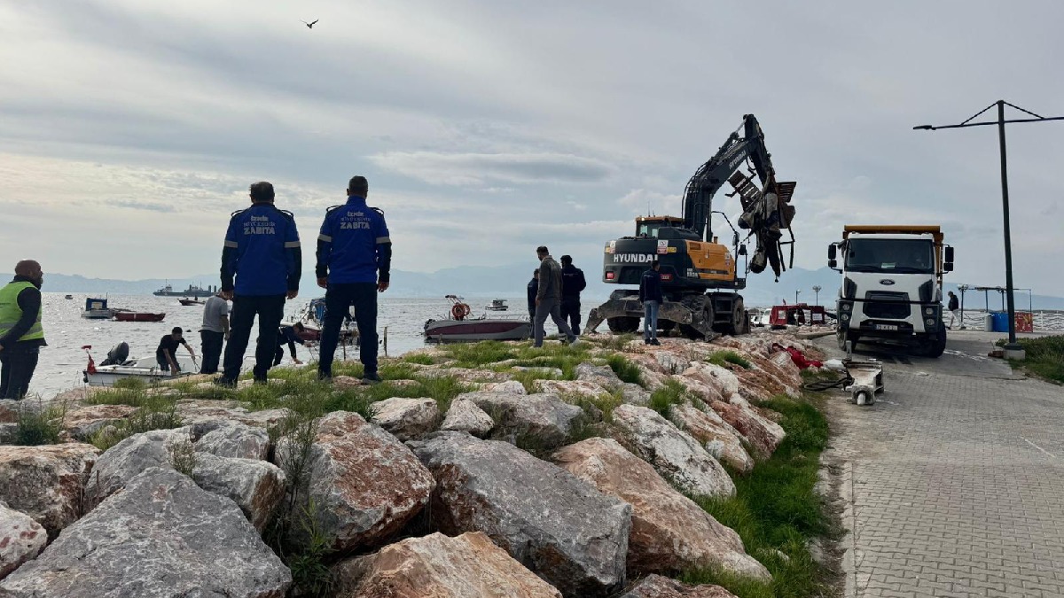 Karşıyaka’daki kaçak iskeleler yıkılıyor