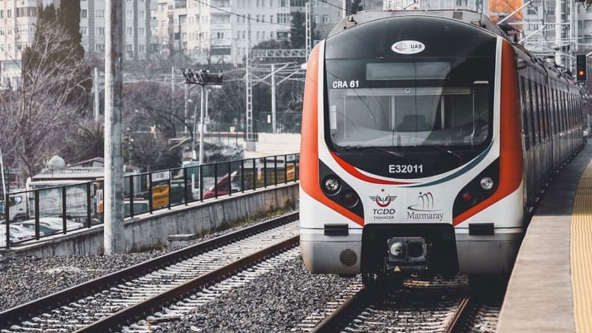 Marmaray'da korku anları: Bir kişi raylara atladı