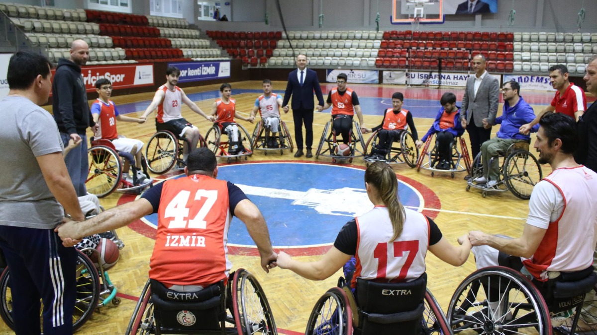 Başkan Tugay, Fransız gezgin aileyi ağırladı