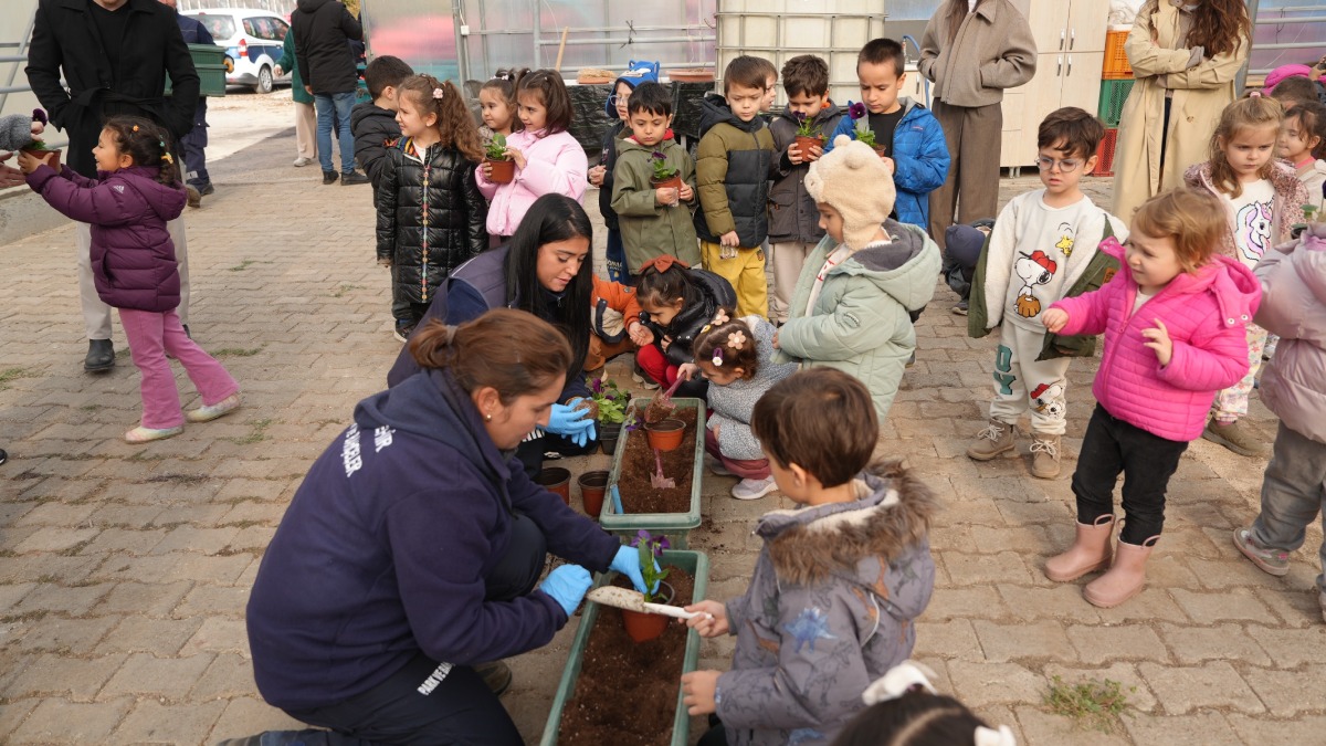 Minikler üretim sürecini yerinde gördü