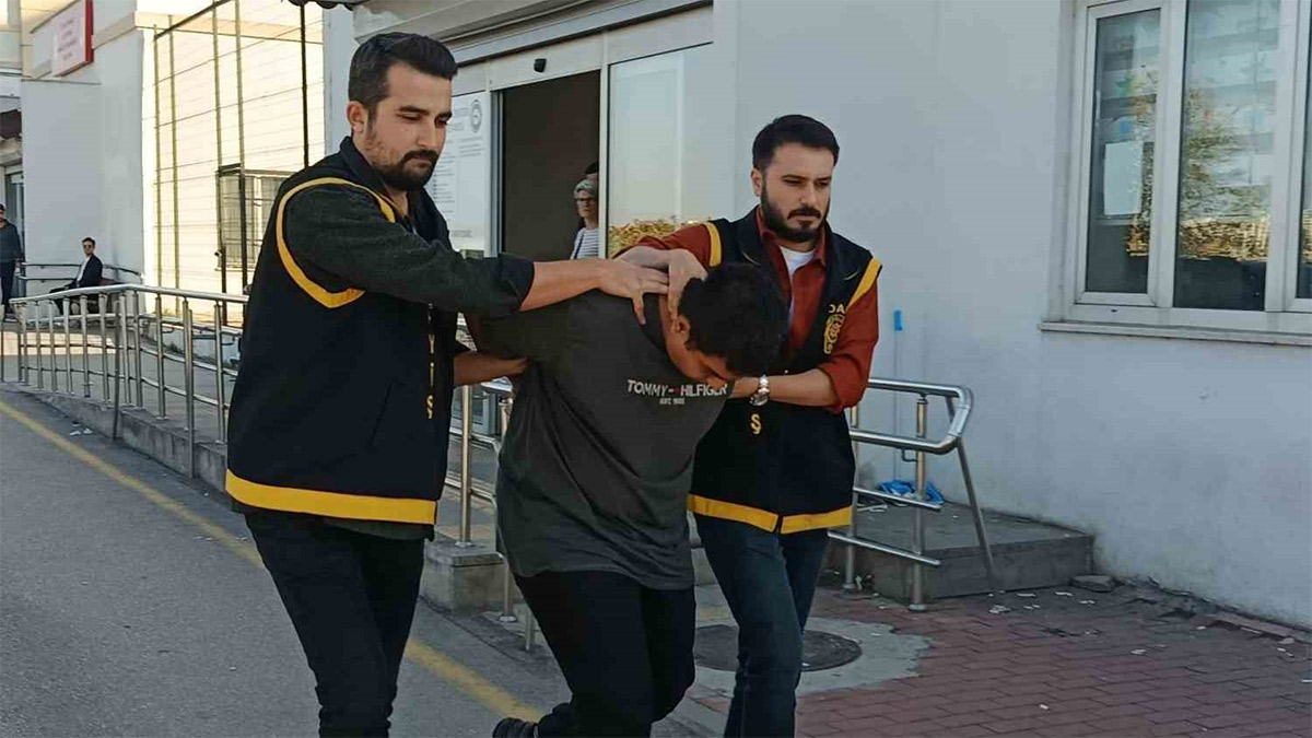 Adana’da 'Ne bakıyorsun' tartışması kanlı bitti: Baba öldü, 2 oğlu yaralandı