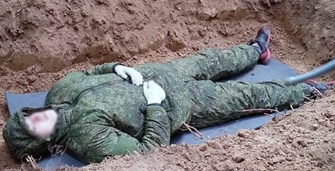 Rusya'da ölüm korkusunu gidermek için diri diri mezara gömülüyorlar