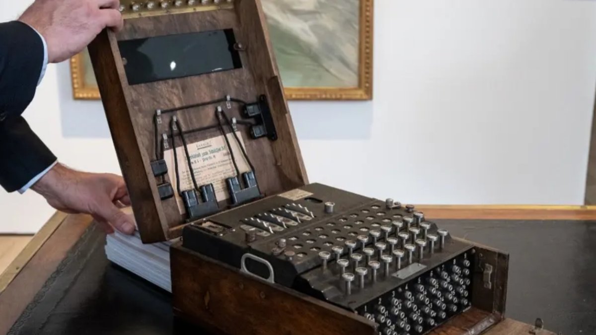Nazilerin gizemli Enigma makinesi rekor fiyata satıldı