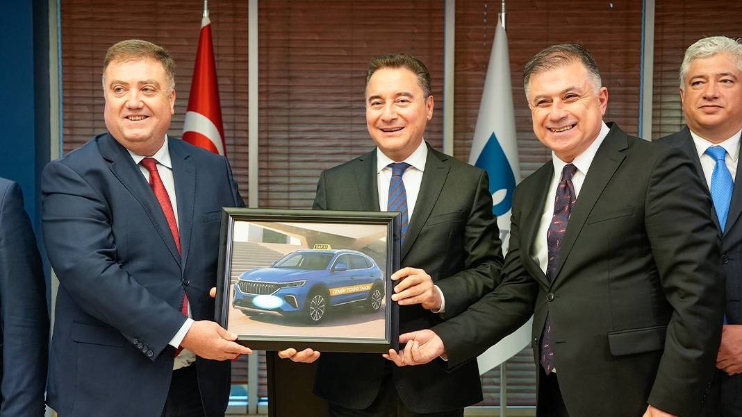 Babacan İzmir’e özel ilk 'TOGG Taksi'yi tanıttı: ÖTV–KDV muafiyeti taksicilik için büyük fırsat