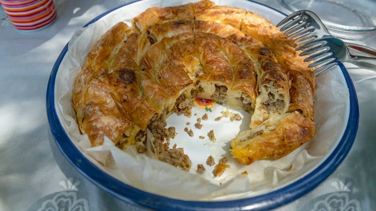 Evde kıymalı kol böreği tarifi! Anne eli değmiş gibi yumuşacık lezzet: İşte kıymalı kol böreği tarifi