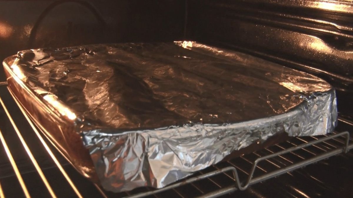 Alüminyum folyo mu yağlı kağıt mı? Alüminyum folyo kullananlar dikkat! Metaller yemeğinize karışıyor