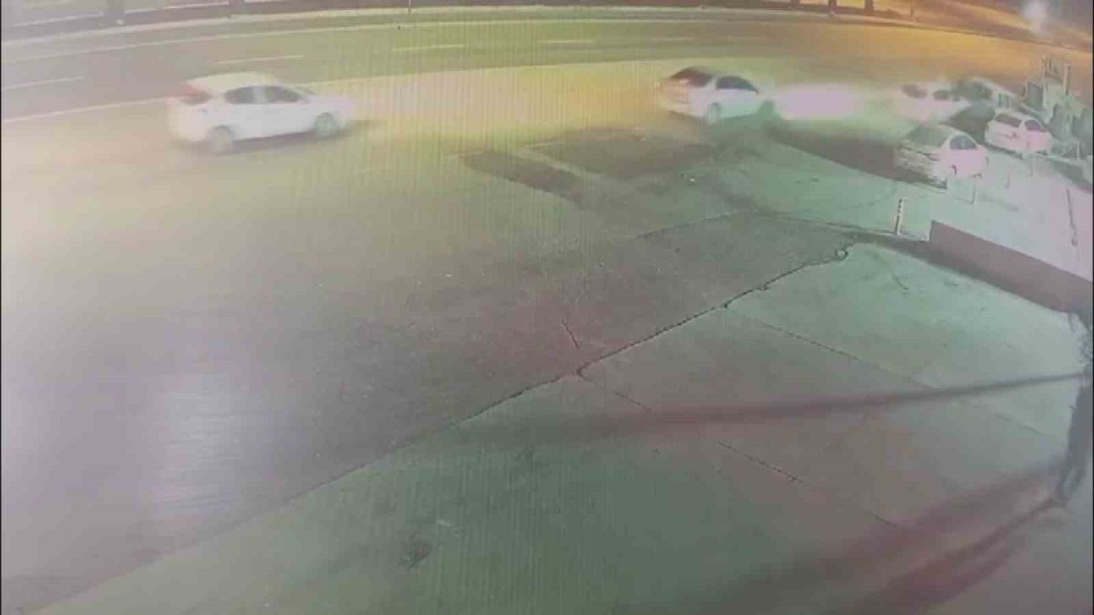 Hatalı sollamasıyla trafiği birbirine kattı! Hareket halindeki 2 araca çarptı: Sürüklenerek park halindeki araçlara çarptılar