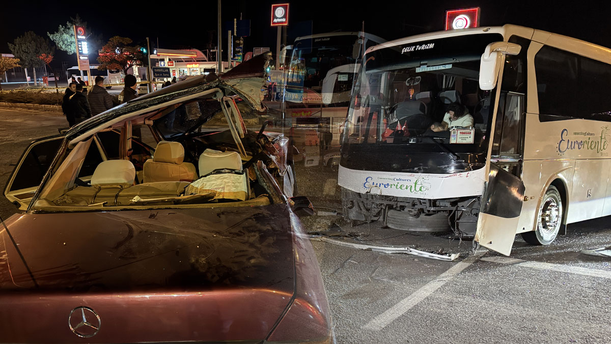 Nevşehir'de can pazarı... Turistleri taşıyan otobüs ve otomobil çarpıştı: 2 ölü, 3 yaralı