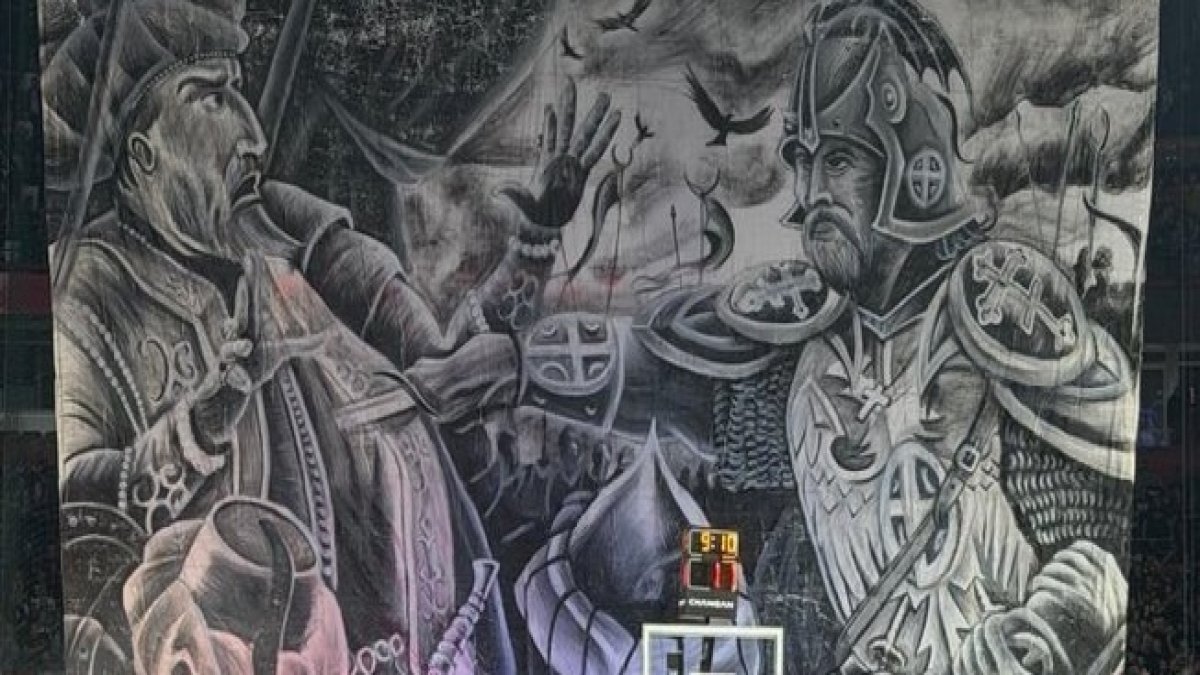 Fenerbahçe-Partizan maçında skandal pankart: Tribünlerindeki provokasyon büyük tepki topladı